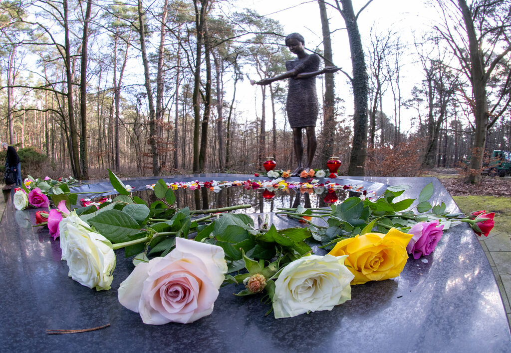 Rosen vor der Skulptur „Trauerndes Mädchen am Tränenmeer“ auf dem Heidefriedhof