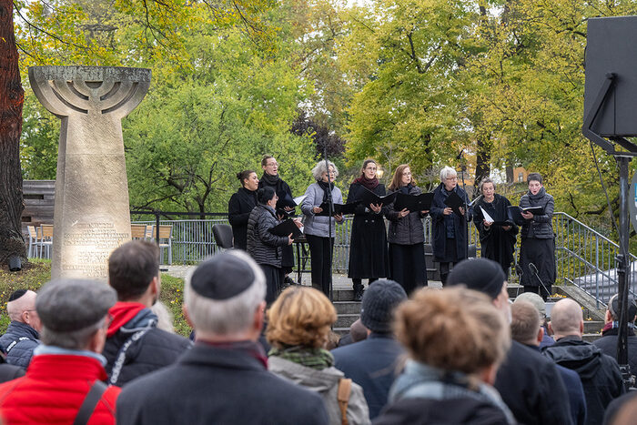 Ein Chor singt im Rahmen der Gedenkveranstaltung