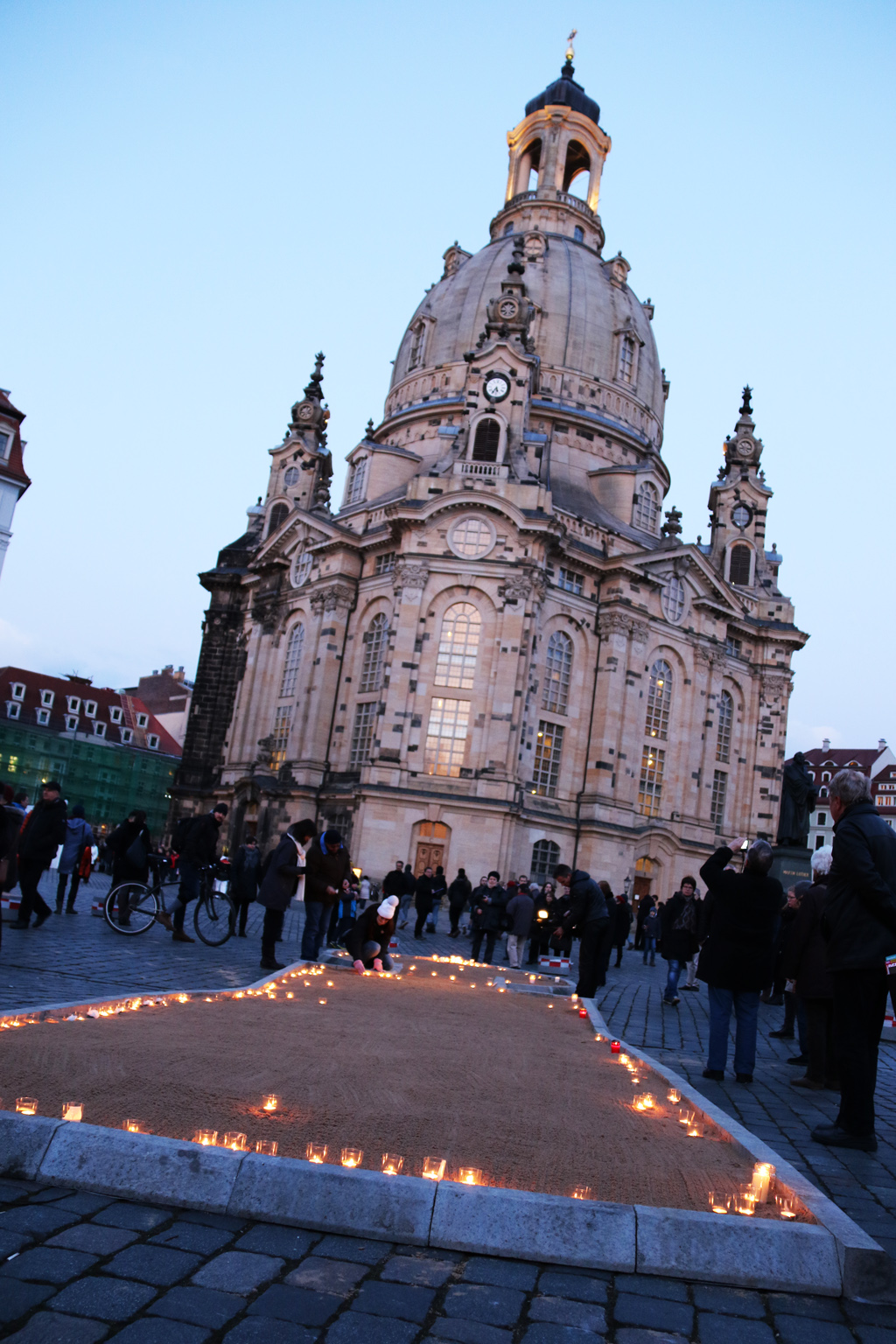 Sandbett in Kerzenform vor der Frauenkirche