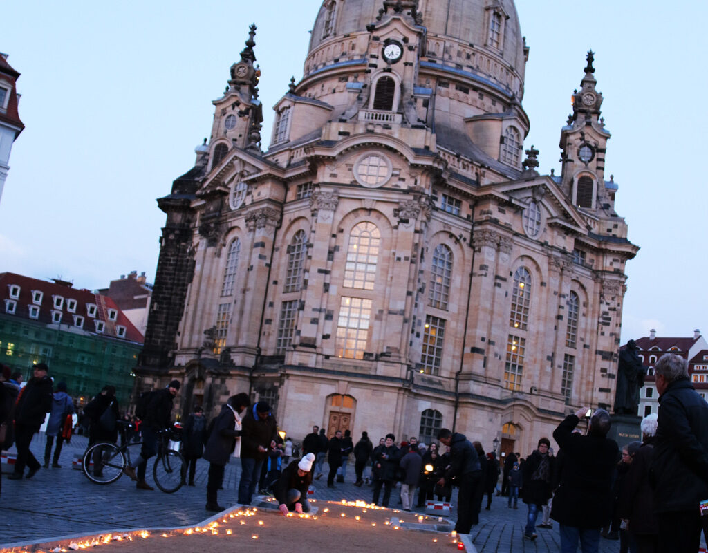 Sandbett in Kerzenform vor der Frauenkirche