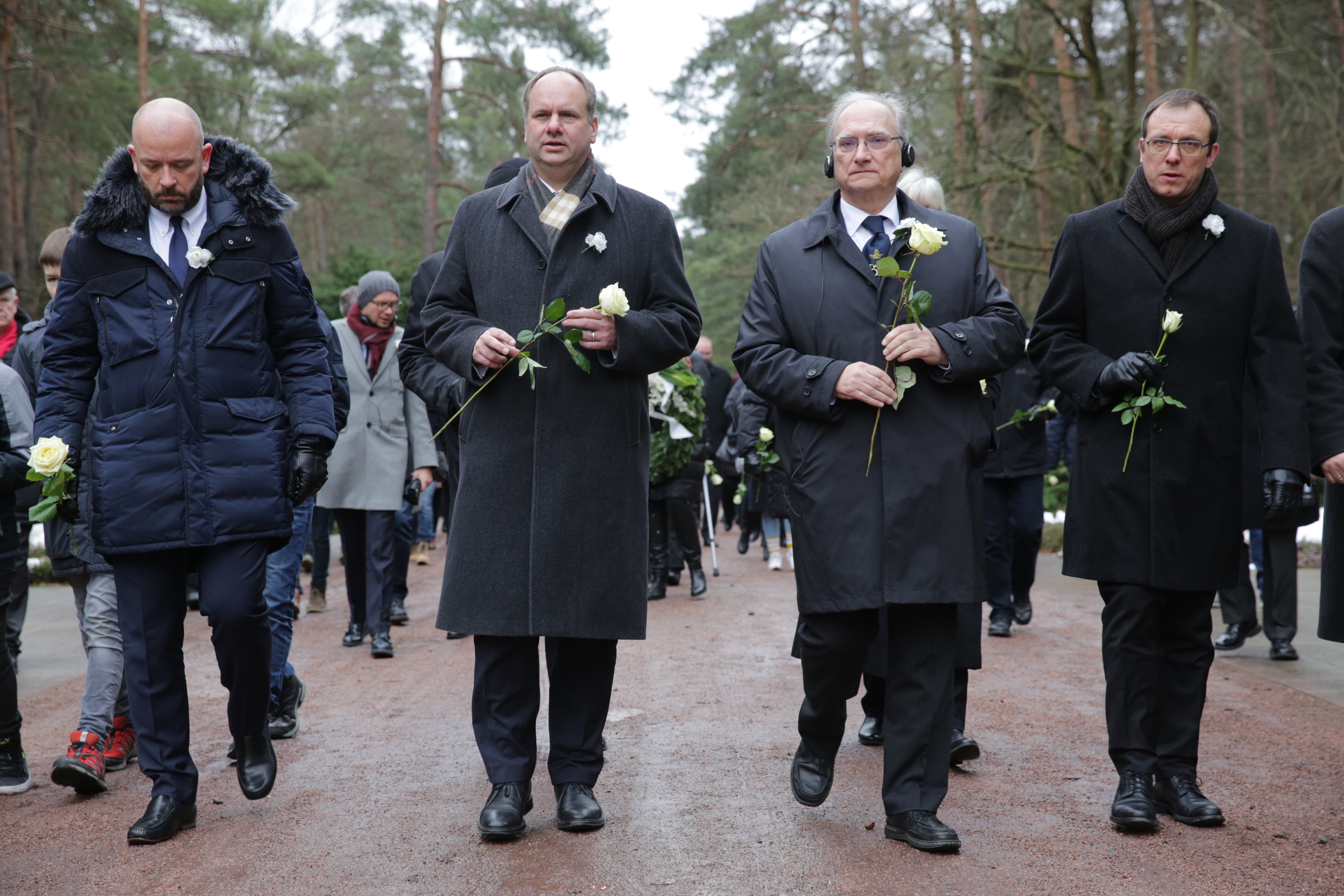 OB und weitere Männer mit weißen Rosen - Gedenken auf dem Heidefriedhof