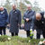 Menschen legen weiße Rosen nieder - Gedenken auf dem Heidefriedhof