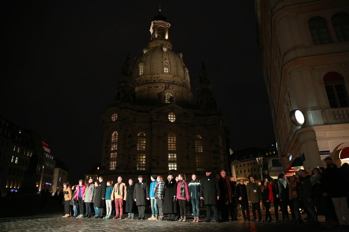 Menschenkette an der Frauenkirche