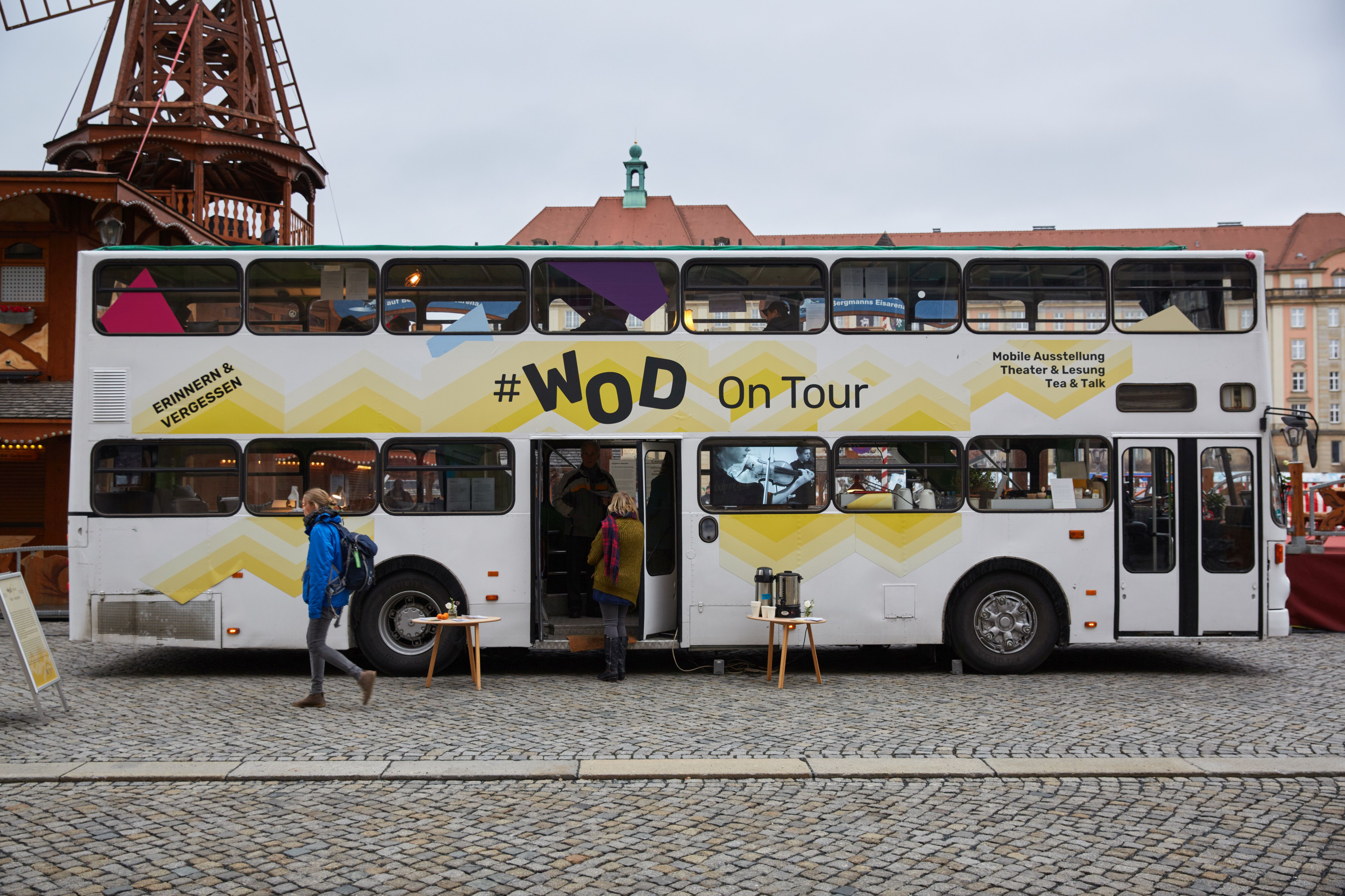 Bus mit Aufschrift WOD on Tour