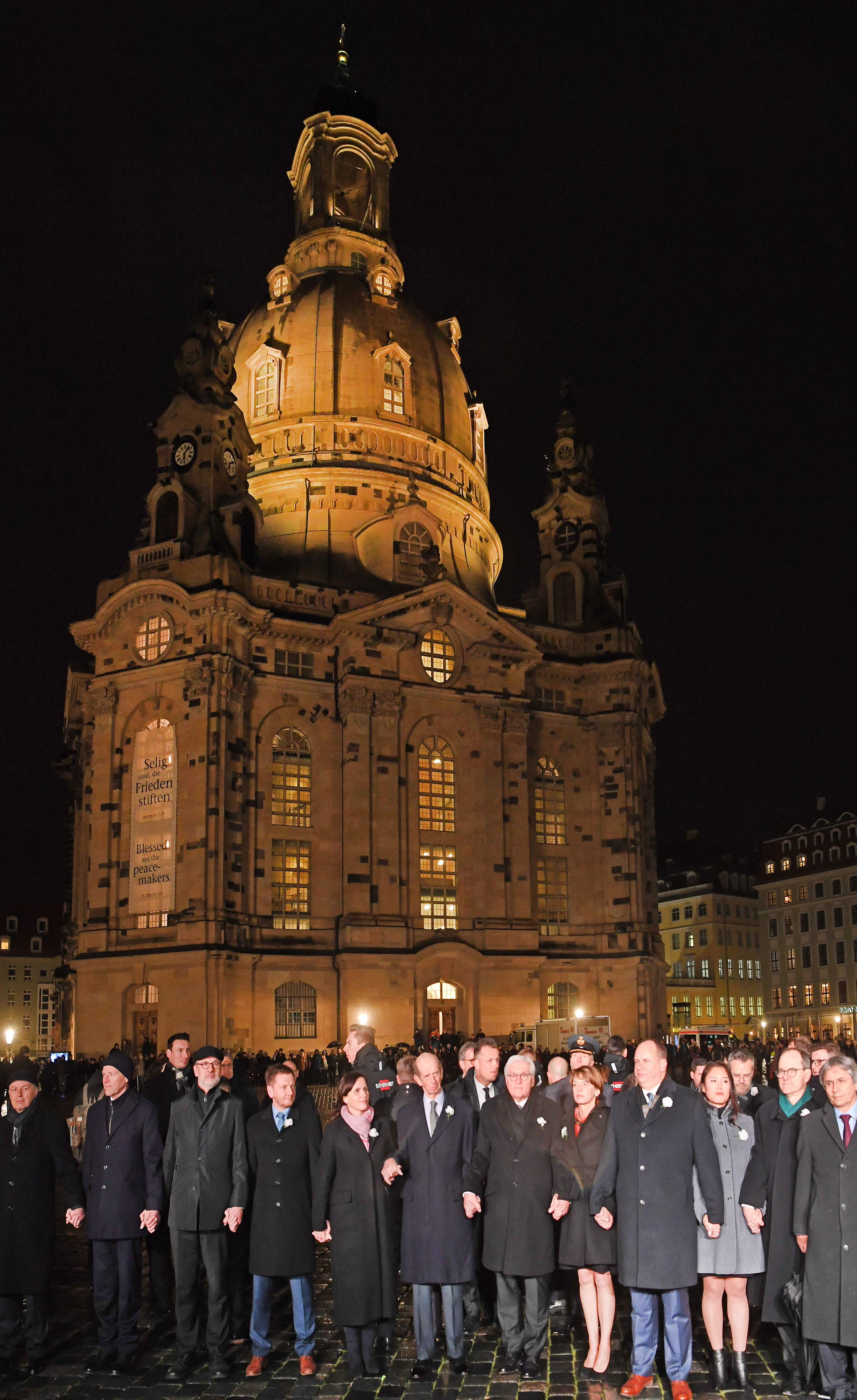 Menschenkette, im Hintergrund die Frauenkirche
