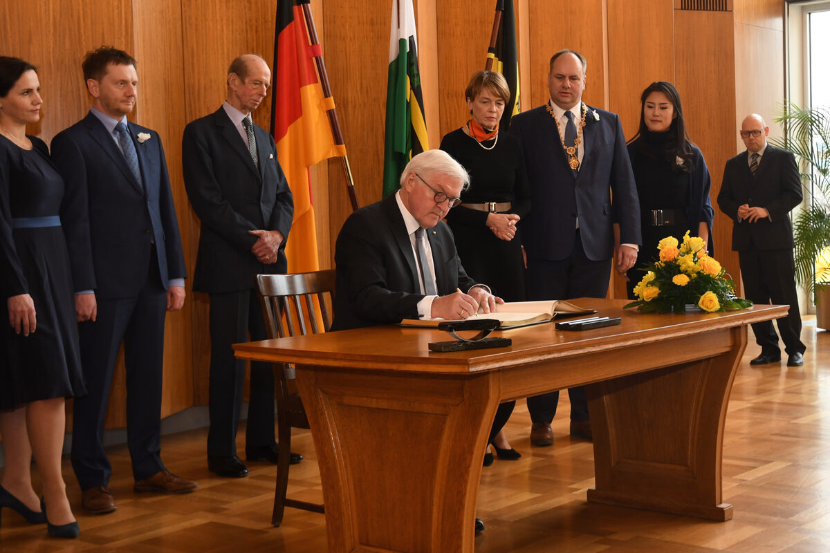 Bundespräsident Frank Walter Steinmeier trägt sich ins Goldene Buch der Stadt ein, im Hintergrund u.a. S.K.H. Herzog von Kent
