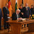 Bundespräsident Frank Walter Steinmeier trägt sich ins Goldene Buch der Stadt ein, im Hintergrund u.a. S.K.H. Herzog von Kent