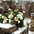 Blumenstrauß auf schneebedekctem Mauerpfosten