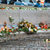 Kränze, Kerzen und Blumen an der Gedenkstätte auf dem Altsmarkt
