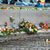 Kränze, Kerzen und Blumen an der Gedenkstätte auf dem Altsmarkt