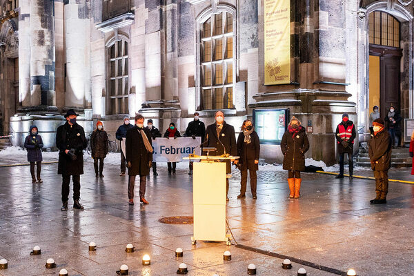 Menschen und Kerzen vor der Frauenkirche