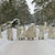 Engelsskulpturen nebeneinander auf schneebedecktem Weg