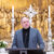 Oberbürgermeister Dirk Hilbert steht an einem Rednerpult in der Kreuzkirche, hinter ihm ist der Altar mit Kerzen in silbernen Leuchtern