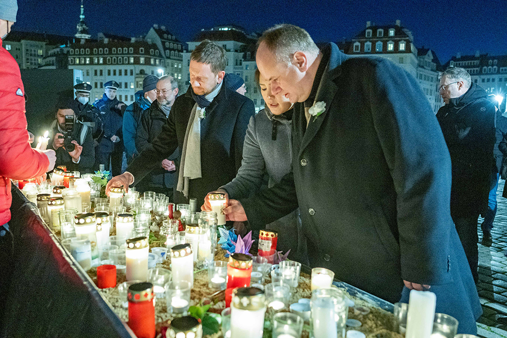 Oberbürgermeister Dirk Hilbert zündet auf dem Neumarkt eine Kerze an