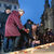 Menschen stellen Kerzen vor der Frauenkirche auf
