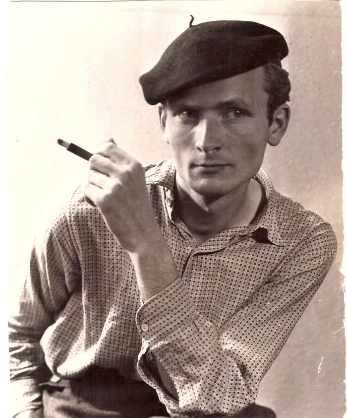 Bild eines jungen Mannes mit Baskenmütze und Zigarette im Zigarettenhalter