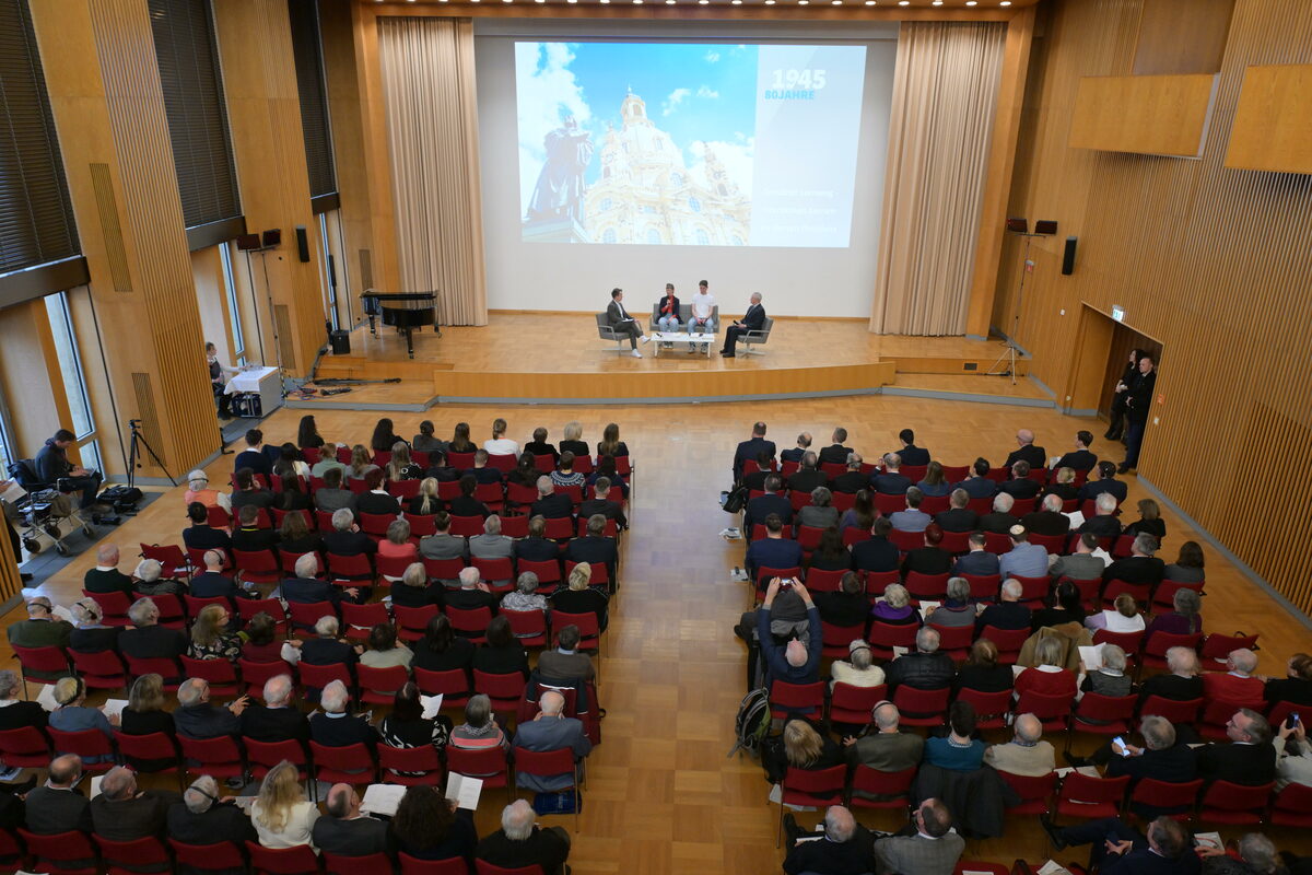 Viele Menschen in einem Festsaal. Blick von oben.