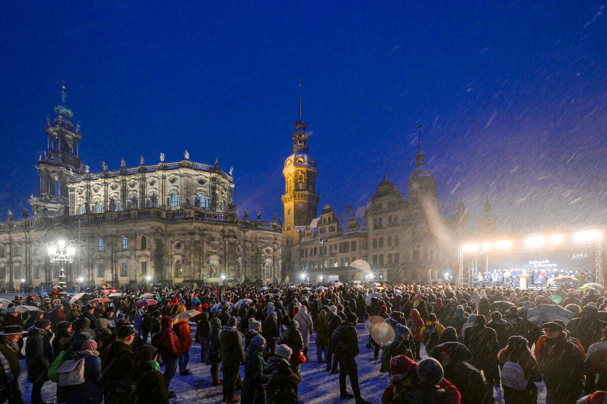 Viele Menschen stehen auf dem Theaterplatz vor einer Bühne