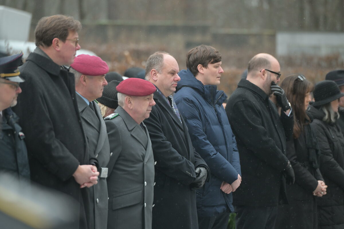 Menschen in stillem Gedenken auf dem Heidefriedhof