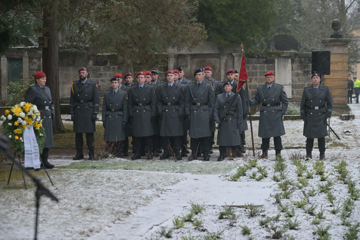 Menschen in Uniform auf dem Heidefriedhof