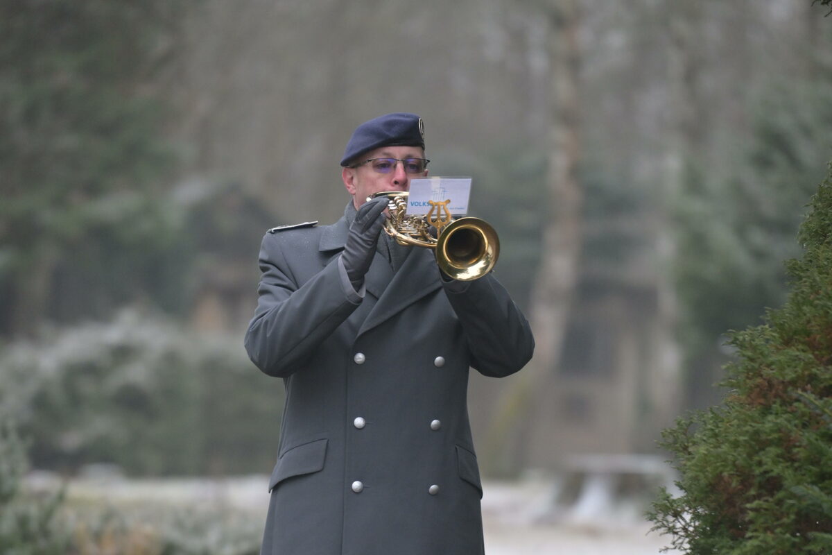 Ein Mann in Uniform spielt Trompete