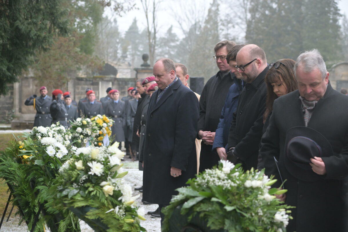 Menschen bei der Kranzniederlegung auf dem Heidefriedhof