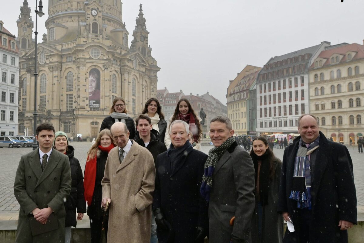 Mehrere Menschen stehen vor der Frauenkirche