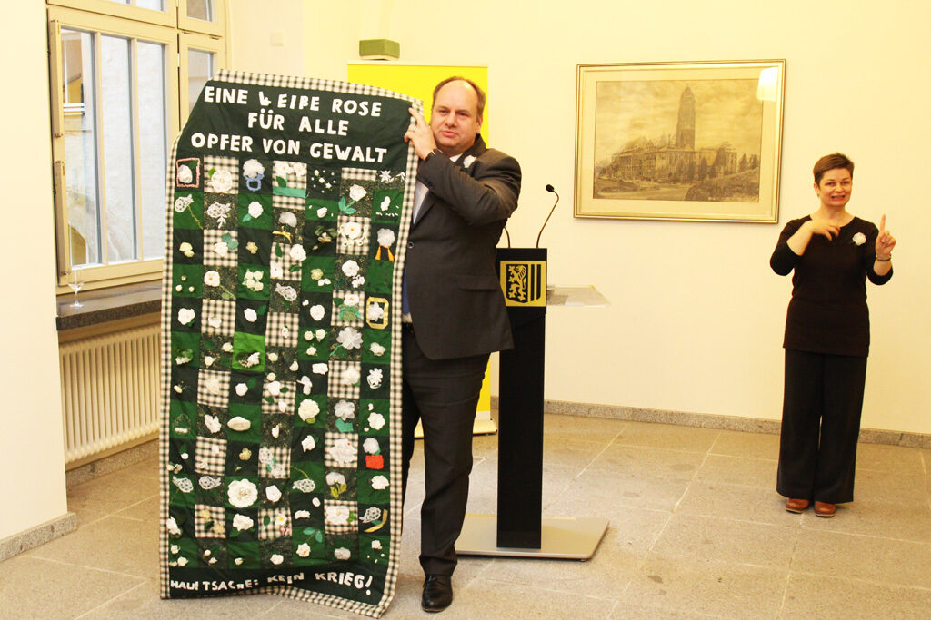 Oberbürgermeister Dirk Hilbert mit grünem Teppich