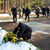 Dr. Peter Lahmes legt ein Blumengebinde auf dem Heidefriedhof nieder