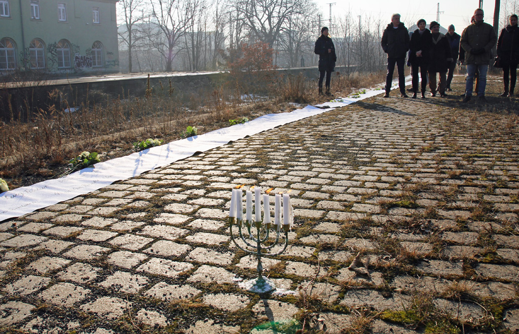 Gedenken am Leipziger Bahnhof – Leuchter auf Pflastersteinen