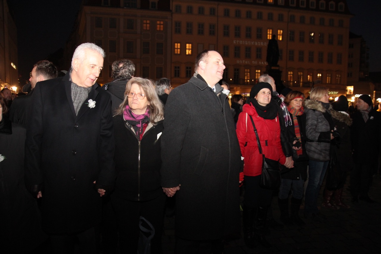 Menschenkette mit MP Tillich und OB Hilbert